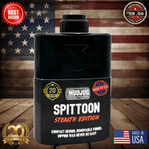 Puede incluir: Escupidera portátil negra "Mud Jug", "Stealth Edition", con tapa negra. El producto presenta el texto "Compact Design, Removable Funnel, Dipping Was Never So Easy". Incluye etiquetas "Made in USA" y "Best Seller".