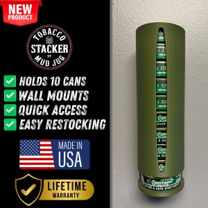 Puede incluir: Un dispensador de latas de tabaco verde de pared con las palabras "Tobacco Stacker by Mud Jug" en la parte delantera. Tiene capacidad para 10 latas y tiene una garantía de por vida. El dispensador está hecho en los Estados Unidos.