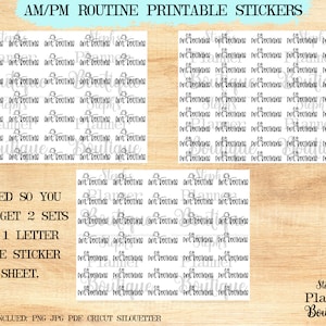Può includere: Foglio di adesivi stampabile con il testo "AM/PM ROUTINE" e un motivo ripetuto del testo "AM ROUTINE" in un font scritto a mano. Il foglio è dimensionato in modo da poter ottenere due set di adesivi su un foglio di adesivi di formato lettera. Il testo "SIZED SO YOU CAN GET 2 SETS ON 1 LETTER SIZE STICKER SHEET" è stampato sotto il foglio di adesivi. Il testo "FILES INCLUDED: PNG JPG PDF CRICUT SILHOUETTE" è stampato sotto il testo.
