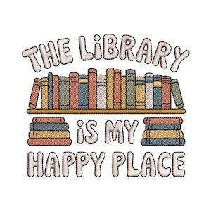 Pode incluir: Design bordado com o texto "THE LIBRARY IS MY HAPPY PLACE". A imagem apresenta uma prateleira de livros coloridos acima de uma pilha de livros. O texto e os livros estão em um estilo costurado.