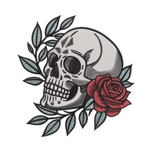Puede incluir: Diseño bordado con una calavera, una rosa roja y hojas azul-verdosas. La calavera es gris claro con detalles negros, la rosa es de color rojo intenso y las hojas tienen un tono azul-verdoso. El diseño está sobre un fondo blanco.