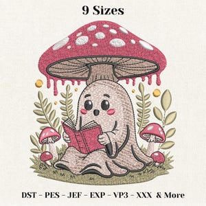 Può includere: Un disegno ricamato con un simpatico fantasma che legge un libro sotto un grande fungo. Il fungo è rosso con macchie bianche e il fantasma è circondato da piante e funghi più piccoli. Il testo "9 Sizes" è in alto.