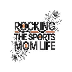 Puede incluir: Fondo blanco con el texto "ROCKING THE SPORTS MOM LIFE" en negro, con detalles en naranja. Adornos florales rodean el texto. Adecuado para ropa y accesorios.