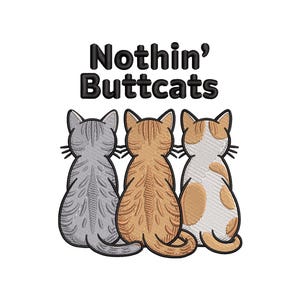 Pode incluir: Design bordado com três gatos vistos por trás, em tons de cinza, laranja e branco com manchas marrons. O texto "Nothin' Buttcats" está acima dos gatos em letras pretas e em negrito. O design está em um fundo branco.