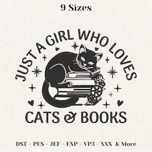 Op de afbeelding: Een borduurontwerp met een zwarte kat die op een stapel boeken rust, omringd door sterren en hartjes. De tekst luidt JUST A GIRL WHO LOVES CATS & BOOKS. Bovenaan staat 9 Sizes en onderaan DST - PES - JEF - EXP - VP3 - XXX & More.