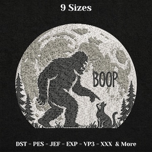 Pode incluir: Design gráfico preto com Bigfoot apontando para um gato com a palavra "BOOP" acima deles, contra um fundo de lua cheia e floresta. O texto "9 Sizes" está no topo e "DST - PES - JEF - EXP - VP3 - XXX & More" na parte inferior.