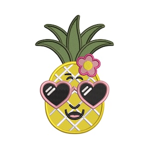 Pode incluir: Design de abacaxi bordado com um rosto sorridente, óculos de sol em forma de coração e uma flor rosa. O abacaxi é amarelo com um padrão de grade, folhas verdes e um fundo branco.