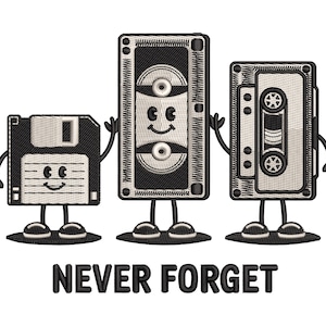 Puede incluir: Un diseño bordado con un disquete, una cinta de vídeo VHS y una cinta de casete con caras sonrientes y brazos. El texto "NEVER FORGET" está debajo de las figuras. El diseño es en blanco y negro.