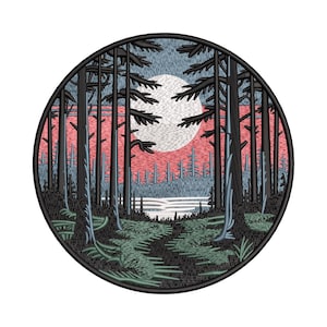 Könnte beinhalten: Gestickter Aufnäher mit einer Waldszene in einem kreisförmigen Rahmen. Das Design zeigt hohe, dunkle Bäume, einen Pfad und einen großen, blassen Mond vor einem rot-blauen Himmel. Geeignet für Kleidung oder Accessoires.