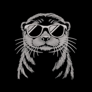 Peut inclure: Image brodée d'une loutre portant des lunettes de soleil, sur fond noir. La fourrure et les lunettes de soleil de la loutre sont rendues en fil blanc, créant un contraste saisissant. Le design est une interprétation ludique des portraits d'animaux.