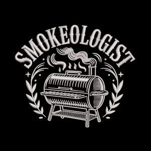 Disegno per ricamo Smokeologist, divertente regalo per papà appassionato di barbecue, file per ricamo a macchina – Multiformato, 9 dimensioni