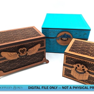 Könnte beinhalten: Drei dekorative Holzkisten mit aufwendigen Wellenmustern und lasergeschnittenen Designs. Eine Kiste ist türkis, die anderen sind holzfarben. Die Kisten weisen dekorative Elemente wie Flügel, ein Herz und eine Geschenkbox auf. Der Text "DIGITAL FILE ONLY - NOT A PHYSICAL PRODUCT" ist sichtbar.