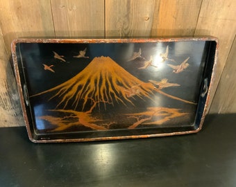 Una bandeja japonesa antigua pintada a mano y lacada.