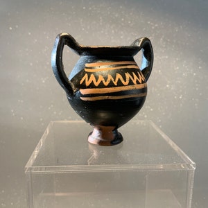A beautiful ancient Magna Greaca vessel