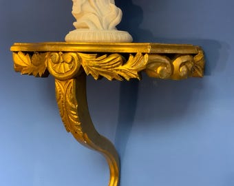 Una magnífica consola de madera dorada de estilo neoclásico italiano.