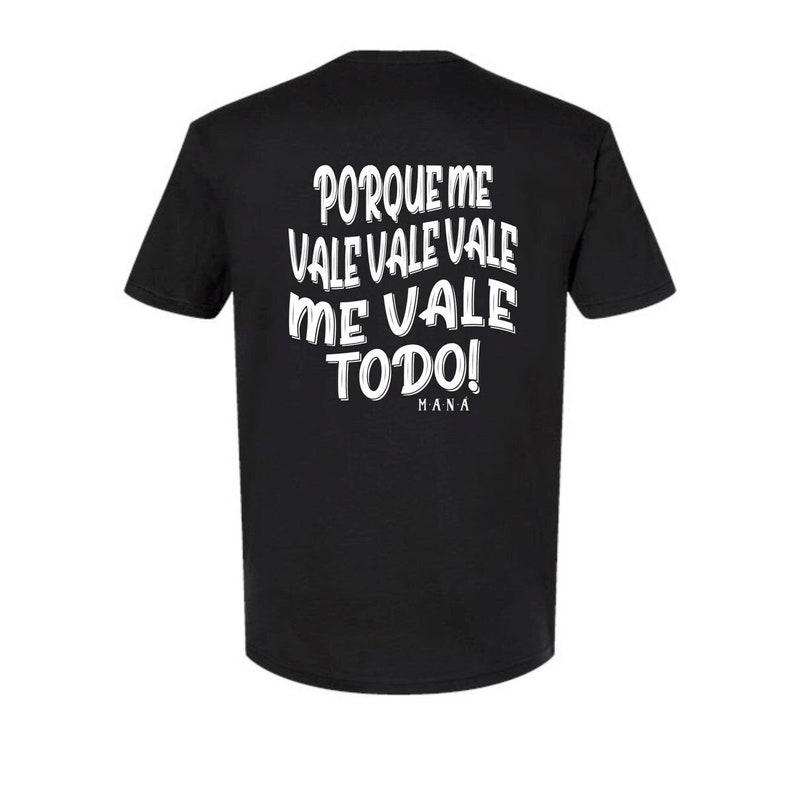 May include: Black t-shirt with white text on the back. The text reads "PORQUE ME VALE VALE VALE ME VALE TODO!" with "MANA" below. The shirt has short sleeves and a crew neck.