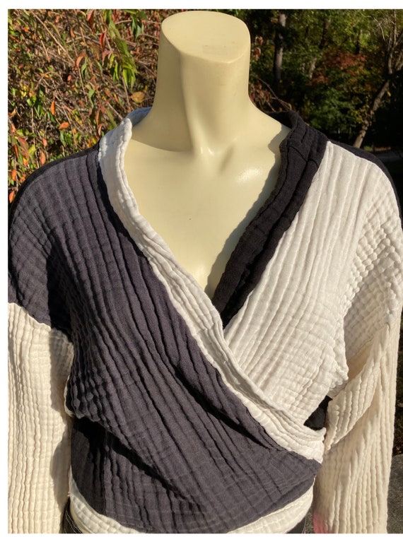 1990s gray, black and white color-blocked wrap top - image 2