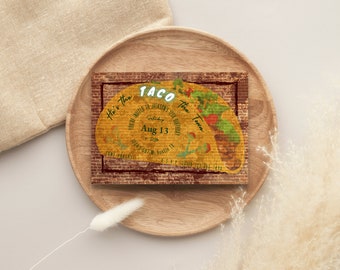 Puede incluir: Una pared de ladrillo marrón y rojo con un gran gráfico de taco amarillo. El taco está relleno de lechuga, tomate y carne. El texto "He's the Taco the Town" está escrito en verde en el taco. El texto "You're Invited to Jackson's 1st Birthday" está escrito en verde en la pared de ladrillo. La fecha "Aug 13" está escrita en verde en la pared de ladrillo.
