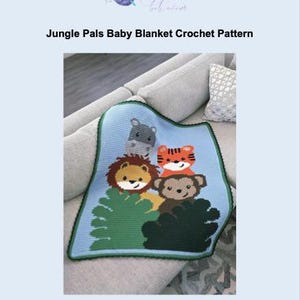 Könnte beinhalten: Eine blaue Babydecke mit einem gehäkelten Design, das einen Löwen, Tiger, Affen und Flusspferd in einer Dschungelumgebung zeigt.