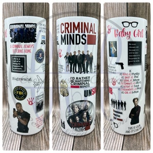 Könnte beinhalten: Ein weißer Becher mit einer Collage aus Bildern und Texten, die sich auf die Fernsehserie Criminal Minds beziehen. Der Becher zeigt den Titel der Serie, Porträts von Charakteren und Zitate. Der Text beinhaltet "Ein Verbrecher kehrt immer nach Hause zurück", "Ich würde lieber Criminal Minds schauen" und "Unbekannter Täter".