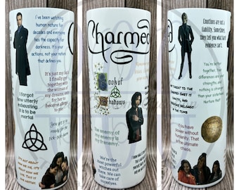 Puede incluir: Un vaso blanco con una imagen en blanco y negro del logotipo de Charmed y citas del programa. Las citas incluyen "El enemigo de mi enemigo es mi amigo." y "Somos las brujas más poderosas que hay. Podemos cuidarnos a nosotras mismas."