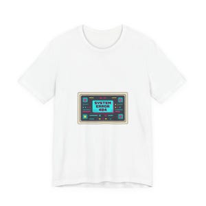 Könnte beinhalten: Weißes T-Shirt mit einem Retro-Grafikdesign eines Computerbildschirms, der "SYSTEM ERROR 404" in Türkis anzeigt. Der Bildschirm hat einen beigen Rahmen mit türkisen und rosa Akzenten. Ein lustiges, technikbasiertes Design.