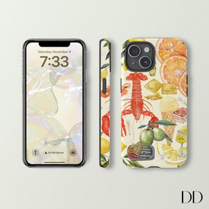 Pode incluir: Uma capa branca para iPhone com uma ilustra&ccedil;&atilde;o colorida de lim&otilde;es, laranjas, lagosta e outros alimentos italianos. A capa tem um fundo branco com uma borda amarela clara.