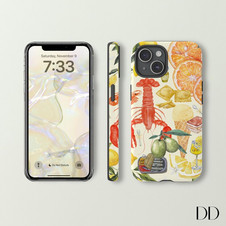 Pode incluir: Uma capa branca para iPhone com uma ilustra&ccedil;&atilde;o colorida de lim&otilde;es, laranjas, lagosta e outros alimentos italianos. A capa tem um fundo branco com uma borda amarela clara.