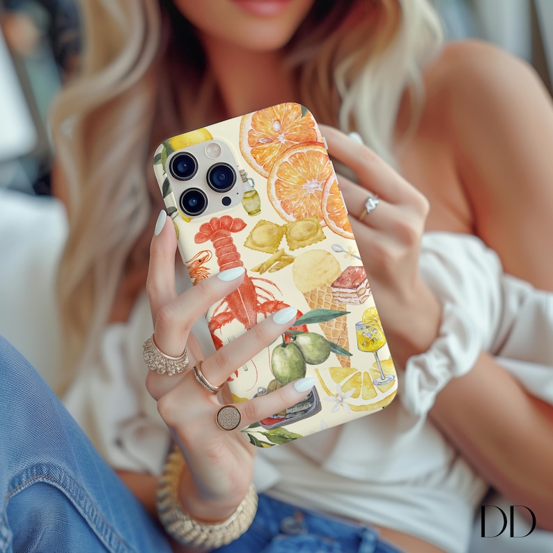 Pode incluir: Uma capa branca para iPhone com uma ilustra&ccedil;&atilde;o colorida de comida e bebidas. O design inclui uma lagosta, lim&otilde;es, massa e um copo de limonada.