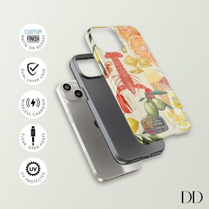 Pode incluir: Uma capa de telefone com um design colorido que apresenta lagostas, lim&otilde;es, azeitonas e outros alimentos. A capa &eacute; mostrada em cima de um telefone com uma capa preta.