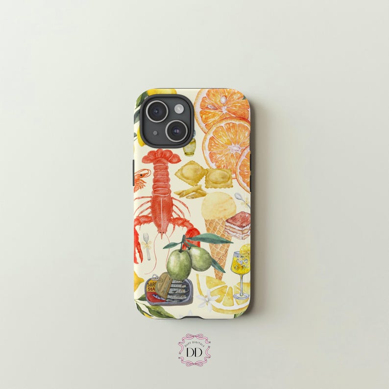 Pode incluir: Uma capa de telefone com um design colorido que inclui um lagosta, lim&otilde;es, laranjas, massa e azeitonas. A capa &eacute; branca com uma borda preta.