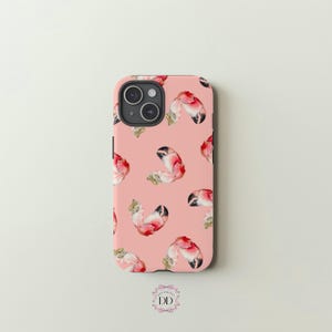 Può includere: Una custodia per telefono rosa con un motivo ripetuto di chele di granchio rosse, rosa e bianche. La custodia ha una finitura lucida e un ritaglio per la fotocamera. La parte inferiore della custodia ha un logo.