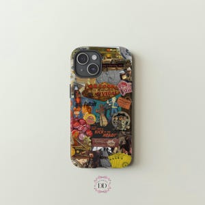 Puede incluir: Una funda de teléfono con un diseño de collage de imágenes y texto retro. El diseño incluye imágenes de personajes de Fallout, anuncios vintage y las palabras "Fallout" y "Las Vegas". La funda tiene un acabado brillante y un recorte para la cámara.
