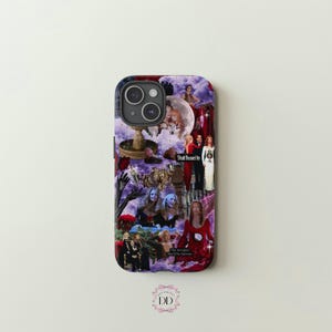 Könnte beinhalten: Eine Handyhülle mit einer Collage von Bildern aus dem Film "Death Becomes Her". Das Design umfasst Bilder der Hauptfiguren, einen Brunnen und Text. Die Hülle hat einen dunkelblauen Rand und ein glänzendes Finish.