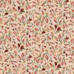 Könnte beinhalten: Ein sich wiederholendes Muster aus Blumen und Blättern im Aquarellstil. Das Design zeigt rosa und burgunderfarbene Blumen mit grünen Blättern auf cremefarbenem Hintergrund. Das Blumenmuster ist dicht und bedeckt die gesamte Oberfläche.