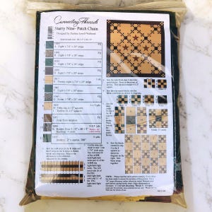 Peut inclure: Un paquet contenant un patron de quilt intitulé "Starry Nine-Patch Chain" par Darlene Jewell-Walhood. Le patron comprend des instructions et des diagrammes pour couper et coudre des bandes et des carrés de tissu. La taille finale du quilt est d'environ 153.7 cm x 153.7 cm.