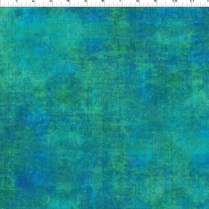 K&ouml;nnte beinhalten: Abstrakter, strukturierter Stoff in Teal und Gr&uuml;n mit einem subtilen Used-Look. Der Stoff hat eine leicht raue Textur und ein verblichenes Aussehen.