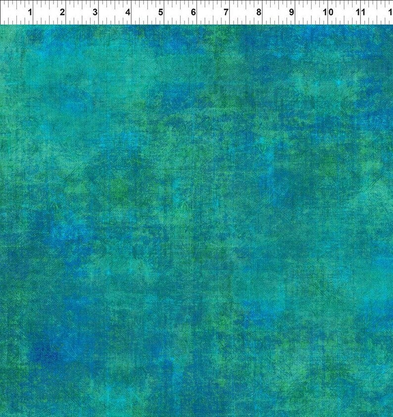 K&ouml;nnte beinhalten: Abstrakter, strukturierter Stoff in Teal und Gr&uuml;n mit einem subtilen Used-Look. Der Stoff hat eine leicht raue Textur und ein verblichenes Aussehen.