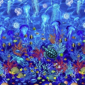 Op de afbeelding: Een kleurrijke onderwater scène met een zeeschildpad die zwemt tussen koraalriffen, vissen en kwallen. De achtergrond is diepblauw met witte swirls en een liniaal aan de onderkant.