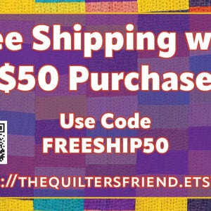 K&ouml;nnte beinhalten: Ein violetter und gelber gemusterter Hintergrund mit einem wei&szlig;en Text&uuml;berlagerung, der "Free Shipping with $50 Purchase. Use Code FREESHIP50. HTTPS://THEQUILTERSFRIEND.ETSY.COM" lautet. Ein QR-Code ist ebenfalls sichtbar.