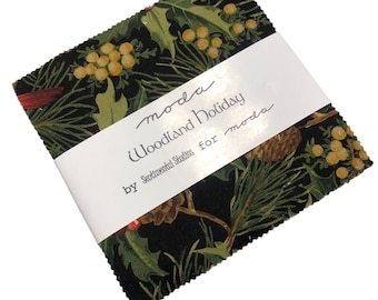 Può includere: Quadrati di tessuto Moda con una stampa natalizia boschiva con rami di pino, agrifoglio, bacche e cardinali su uno sfondo nero. L'etichetta recita "moda Woodland Holiday by Sentimental Studios for moda".