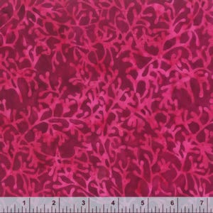 Puede incluir: Tela rosa con un patrón repetido de ramas florales estilizadas de color rosa oscuro. La tela se muestra contra una regla blanca con marcas en pulgadas.