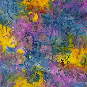 Puede incluir: Una tela colorida con un patrón repetitivo de vides y racimos de uvas. La tela es una mezcla de amarillo, azul, morado y verde.