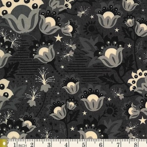 Pode incluir: Um tecido com um padrão floral em tons de preto, cinza e creme. O design apresenta flores estilizadas, folhas e estrelas. O tecido é medido com uma régua em polegadas.