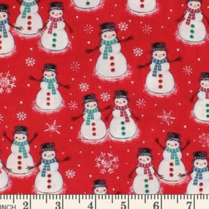 Merry Christmas Basics Bonhommes de neige, femmes et familles sur tissu en coton rouge BTY