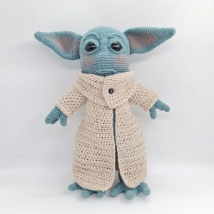 Crochet Green Alien Baby Plush: Amigurumi Doll with Beige Coat
