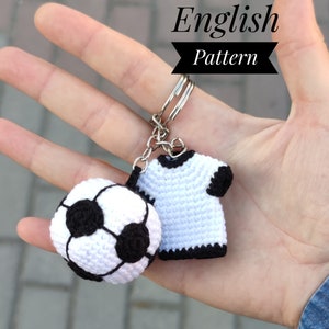 Football keychain crochet pattern,t-shirt keychain pdf, easy crochet pattern,pdf english tutorial,small crochet pattern