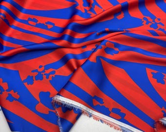Rood-blauwe abstracte gestreepte Italiaanse satijnstof – zijdezacht, lichtgewicht en soepel voor jurken | 150 cm