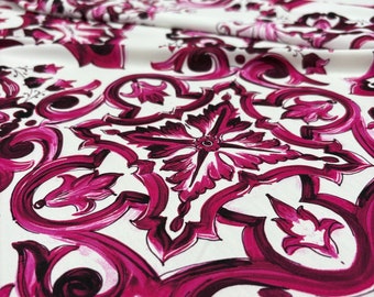 Puede incluir: Tela blanca con un patrón repetitivo de diseños florales rosas y blancos. El patrón recuerda a los diseños tradicionales de azulejos italianos.