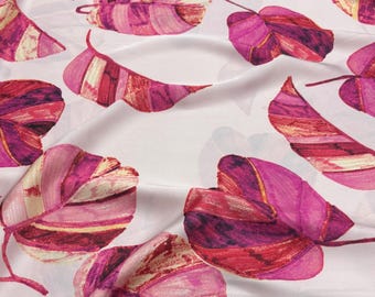 Puede incluir: Tela blanca con un patrón de hojas rosas y rojas. Las hojas están pintadas con un efecto acuarela y tienen un diseño a rayas.